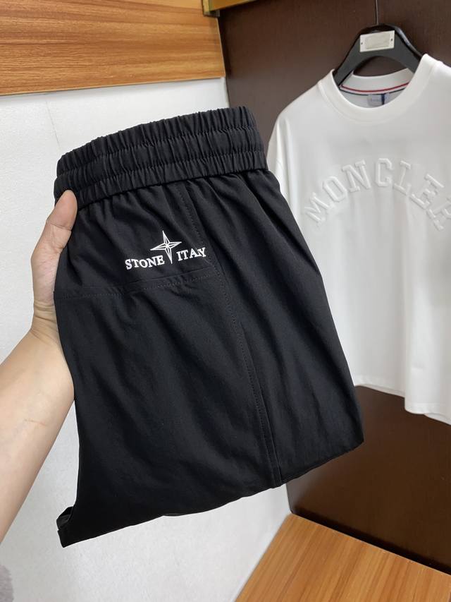 石头岛 2024 最新运动休闲裤 面料采用定制面料 男士休闲长裤 不仅原料是天然的植物纤维 并且在加工过程中也没有任何化学反应 因此对环境和身体健康方面都是有益